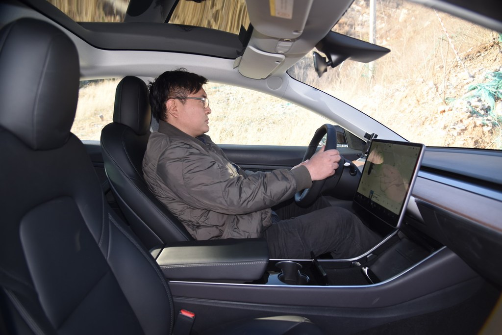 2019款特斯拉model 3 标准续航后驱升级版 - 前排空间提示:支持键盘