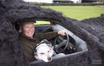英农民将汽车改造成“牧羊犬” 纪念去世爱犬