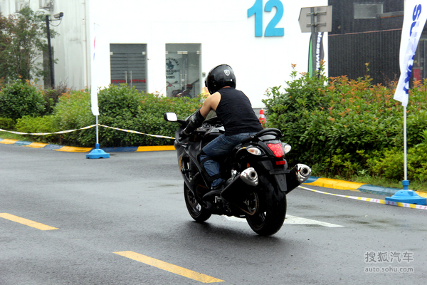超级进口摩托车试驾体验 铃木隼吸引眼球