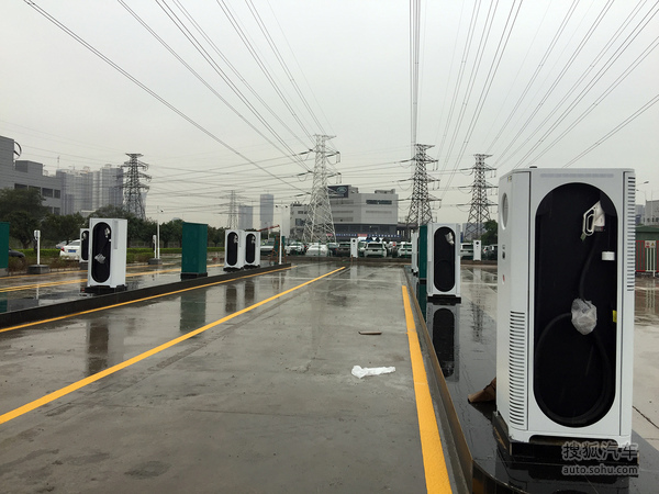 智充科技在深圳交付43车位高速智能充电站