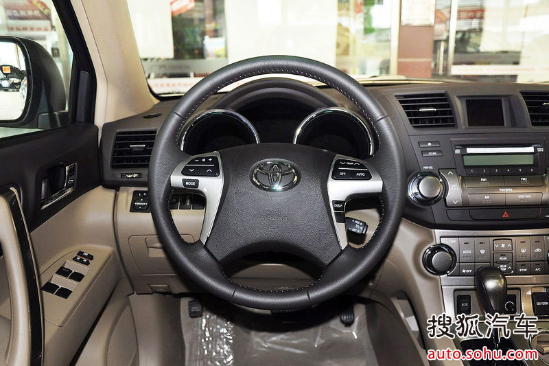 2012年6月6日,广汽丰田正式发布了新汉兰达。新汉兰达共推出2.7L、3.5L两个排量10款车型,厂家建议零售价24.88万元起,从即日起在全国广汽丰田销售店全面接受预定,并于6月9日-10日陆续到店销售。现款汉兰达虽然是一款大型SUV车型,但是其外观设计在彰显霸气和运动感之余,依然透露出丰田式的稳重与圆滑。但是,在新款汉兰达身上,这种风格被打破了。外观方面,新款汉兰达的前脸设计采用了六边形的进气格栅设计,棱角分明。同时,格栅与大灯内侧直接贴合,这一设计上的变化,不仅让进气格栅与大灯更好的融合在一起,同