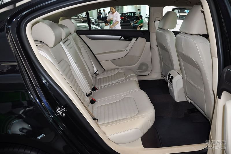 领先型内饰米色真皮图片