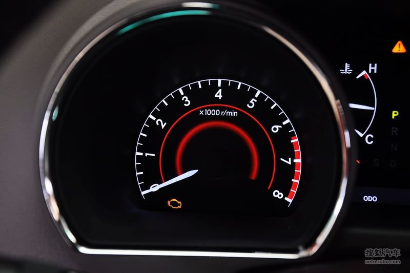 2012年6月6日,广汽丰田正式发布了新汉兰达。新汉兰达共推出2.7L、3.5L两个排量10款车型,厂家建议零售价24.88万元起,从即日起在全国广汽丰田销售店全面接受预定,并于6月9日-10日陆续到店销售。现款汉兰达虽然是一款大型SUV车型,但是其外观设计在彰显霸气和运动感之余,依然透露出丰田式的稳重与圆滑。但是,在新款汉兰达身上,这种风格被打破了。外观方面,新款汉兰达的前脸设计采用了六边形的进气格栅设计,棱角分明。同时,格栅与大灯内侧直接贴合,这一设计上的变化,不仅让进气格栅与大灯更好的融合在一起,同