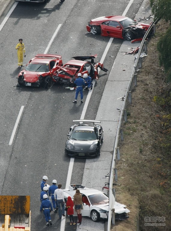 盘点>法拉利车祸图中这起车祸可以说是近年来最惨烈的一次豪车事故