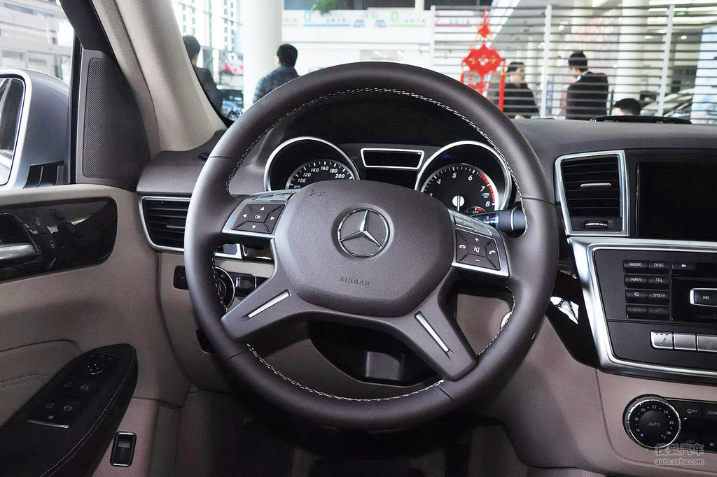2014款奔驰ml400 4matic动感型 - 方向盘