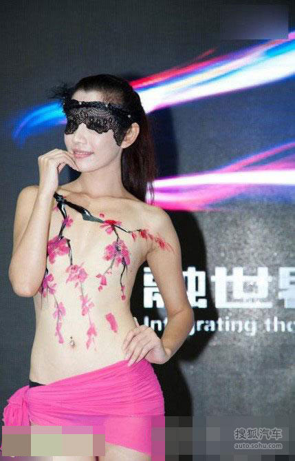 车展惊现+<em>大胆</em>超<em>美少女裸体</em>彩绘