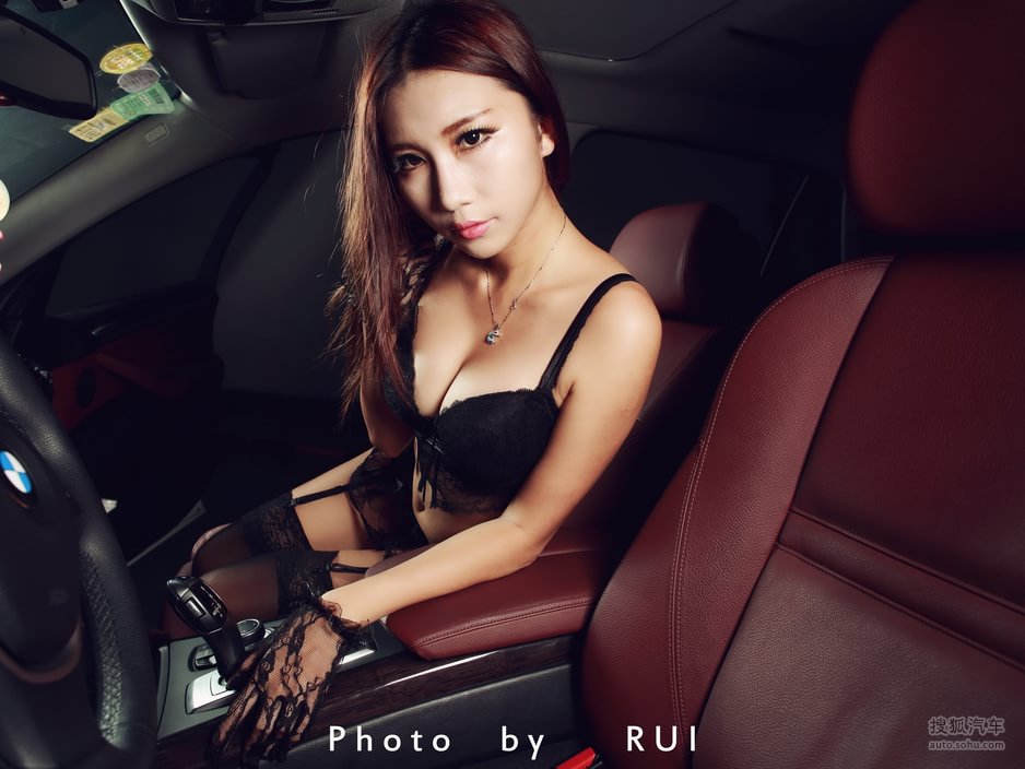 黑色<em>蕾丝</em>神秘诱惑<em>美女</em>停车场秀内衣-<em>美女</em>车模