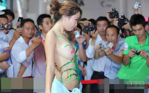 车展惊现+<em>大胆</em>超<em>美少女</em>裸体彩绘