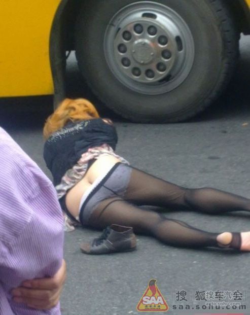 <em>黑丝女</em>男友吵架当街脱裤-谍照趣图-搜狐汽车