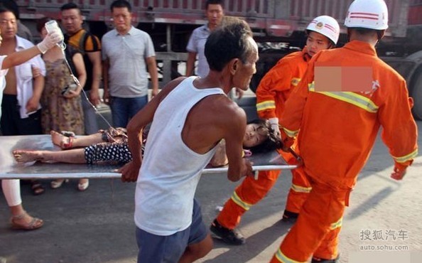<em>女孩</em>卷入车底<em>下半身</em>被碾压<em>身体</em>伤重坚强待救-
