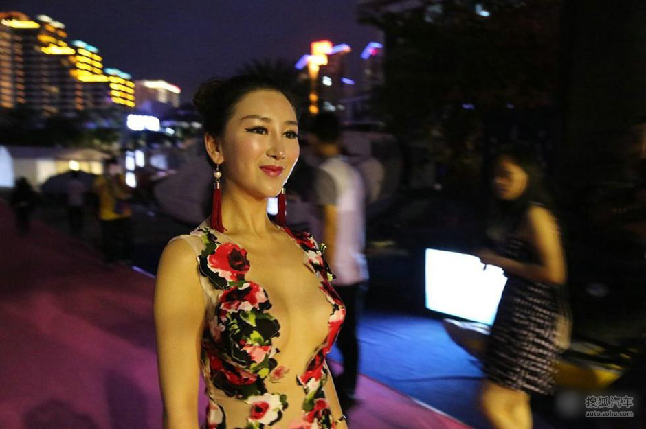 模邹晶晶为海天盛筵站车 大胆装束惨<em>被揩油</em>-其