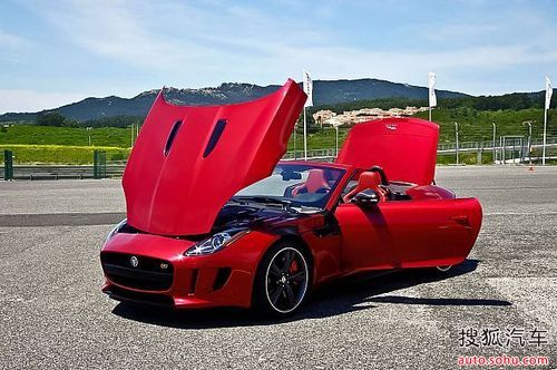 捷豹FTYPE完美演绎未来 非凡内饰享受_【济南