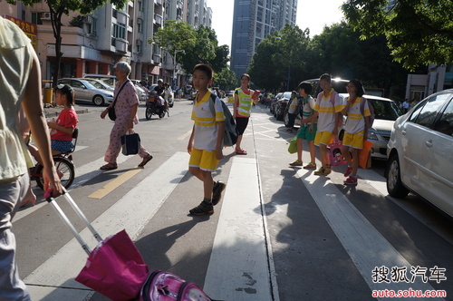 南海粤顺达携手桂江爱心小学护航v爱心_【佛山热小学生舞美女图片
