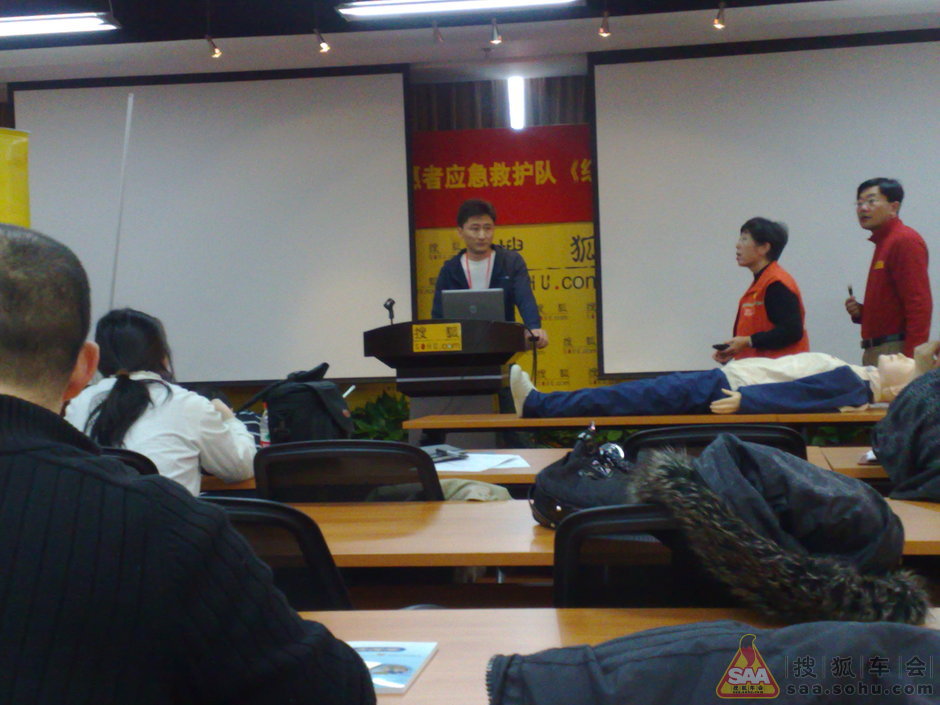 碰到躺在路边晕倒的人救不救?- 搜狐车会