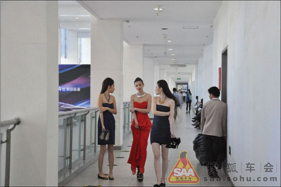 凑热闹看车展,不用做梦近距离接触豪车