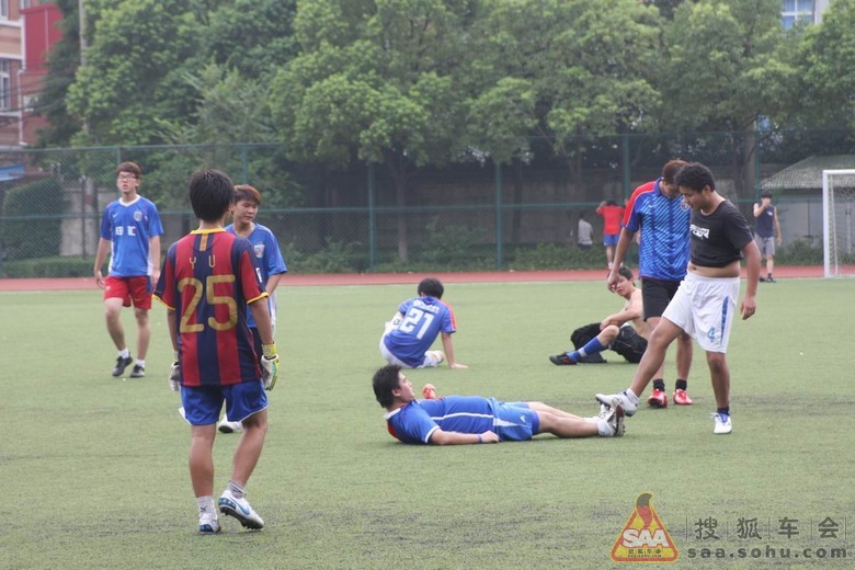 下午2点钟申花蓝魔拉拉队组织业余足球比赛!