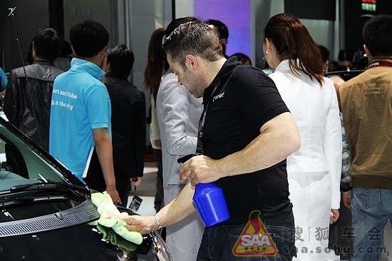 最贵的擦车工 奔驰展台帅男靓女擦车拖地