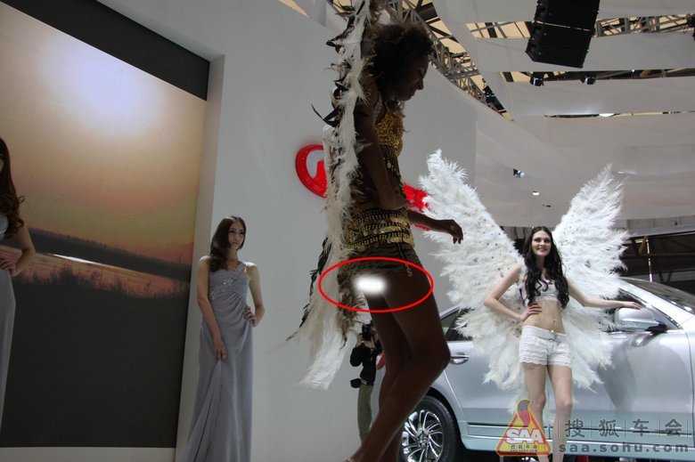 裙下春光乍泄 <em>外国</em>鸟人MM<em>不穿内裤</em>也敢上台 