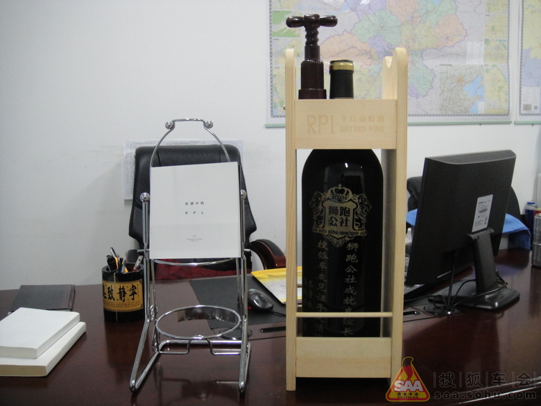 胶垫刚被狮友们装完.打开红酒领取记录本:啤酒肚等人的名字高清图片