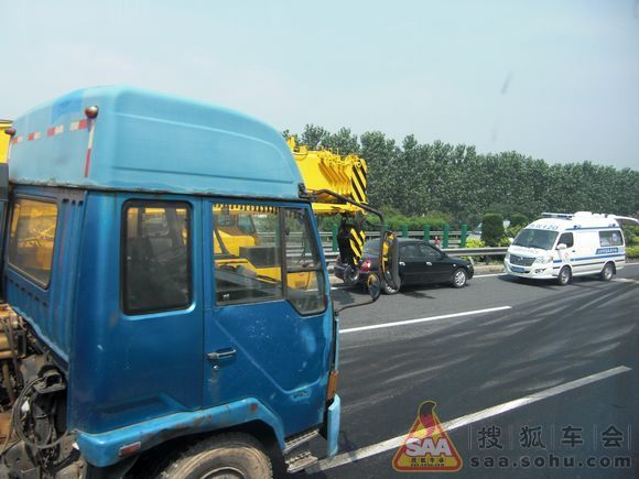 2011-7-30近大丰服务区的车祸