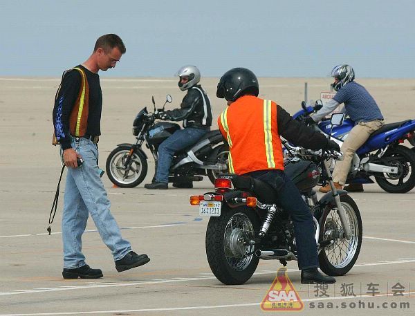 美国海军官兵在全球各地港口的摩托车