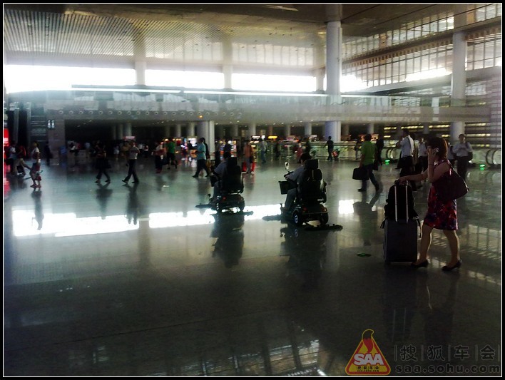 南京高铁站的拖地工