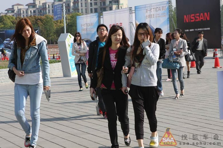 偷窥胸图集锦:看看男人女人偷窥胸的各种囧像