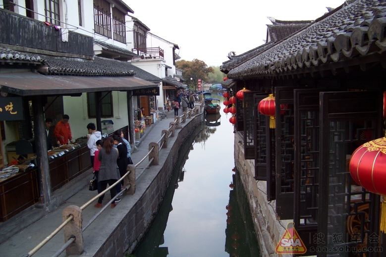 周庄夜景 安宁的古镇 张家院内有水道通到外面的河汊,所高清图片