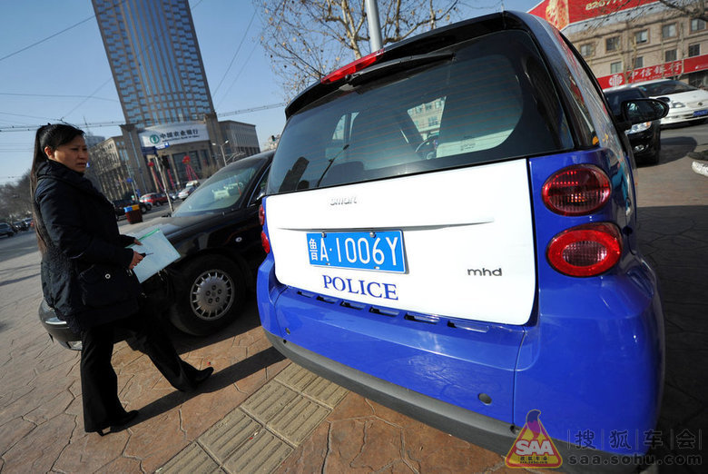 2月8日,济南,一辆奔驰smart"迷你"警务汽车亮相济南市中高清图片