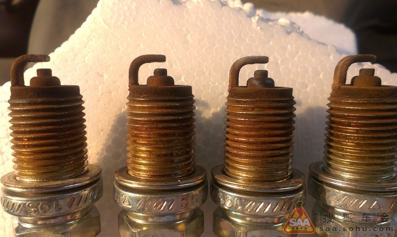 大家帮忙看看2.0狮跑的火花塞是不是该换了_狮