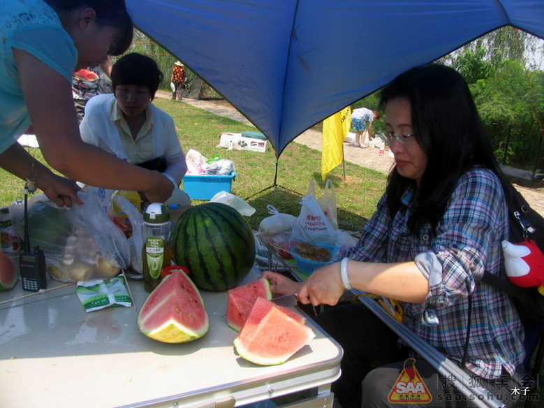 众人动手乐翻天,自助烧烤香满园