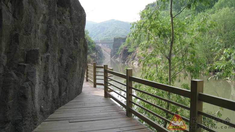 游百里画廊(硅化木国家地质公园、乌龙峡谷、