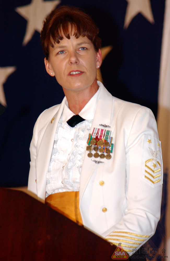 美军士官军装袖口上的服役年限斜条