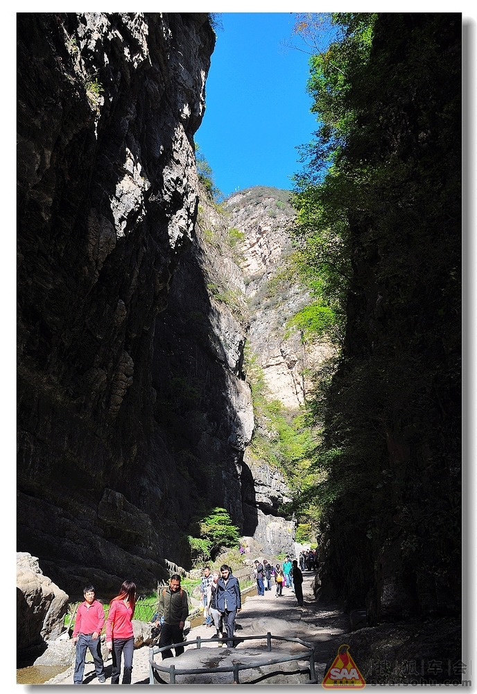 拒马河边开心乐,百里峡峭壁穿越险。_汽车60部