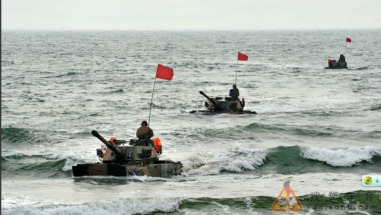 实拍解放军两栖坦克海上变换战斗队形远程射击