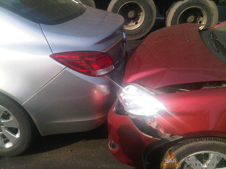 新君威高速车祸