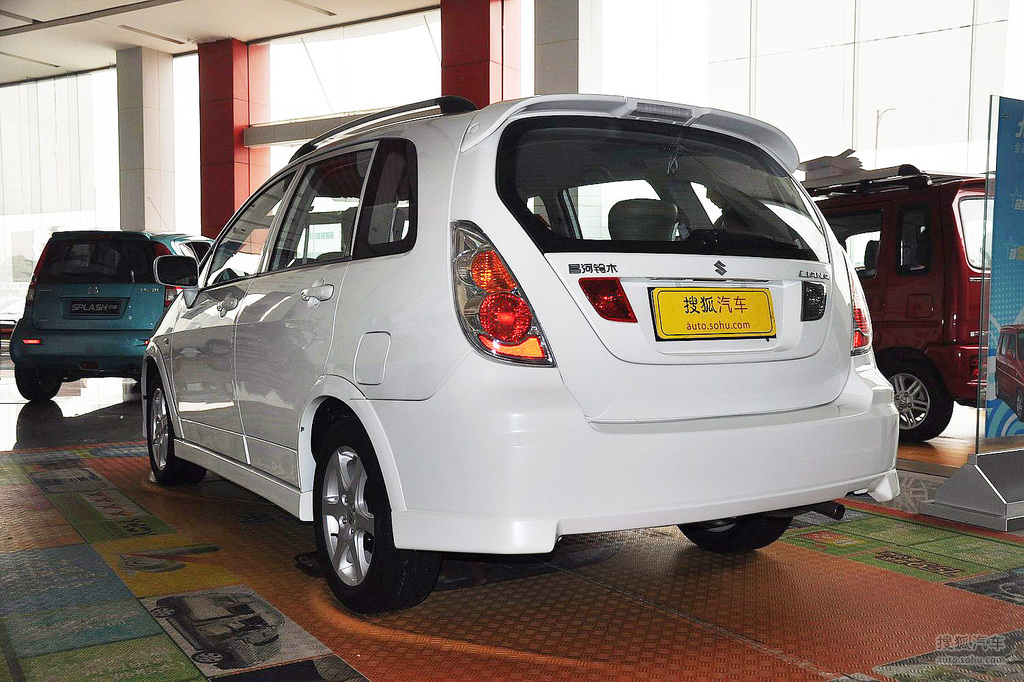 铃木利亚纳两厢