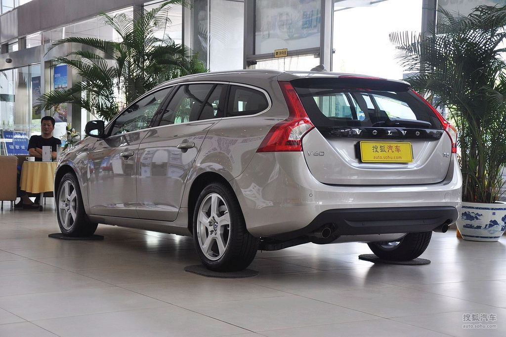 2013款沃尔沃v60t5舒适版到店实拍