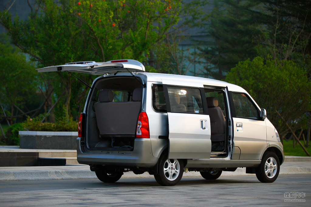 2012款上汽通用五菱荣光升级版15l试驾实拍