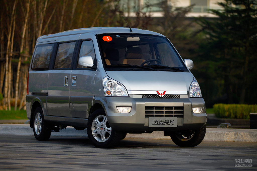 2012款上汽通用五菱荣光升级版1.5l试驾实拍