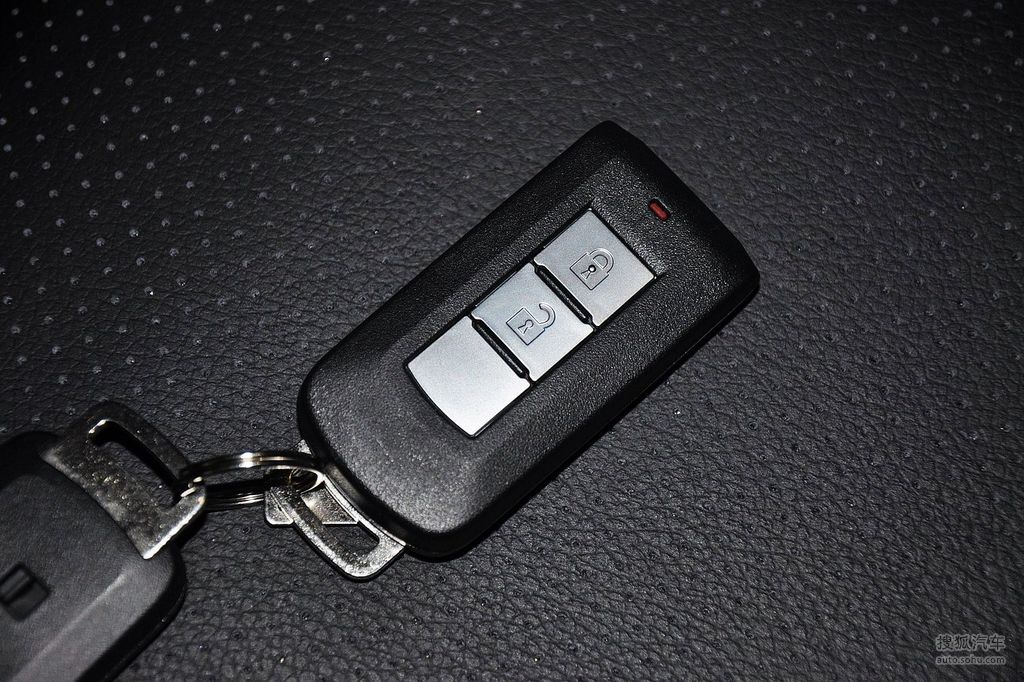 2013款三菱欧蓝德24l四驱豪华导航版5座汽车钥匙