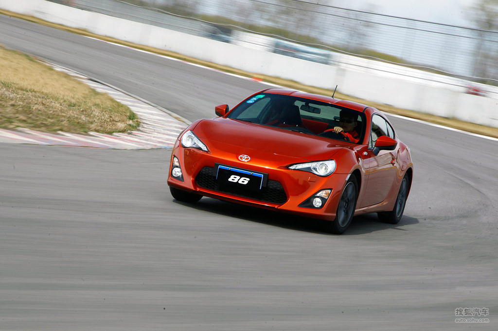 2013款丰田86自动豪华版试驾实拍