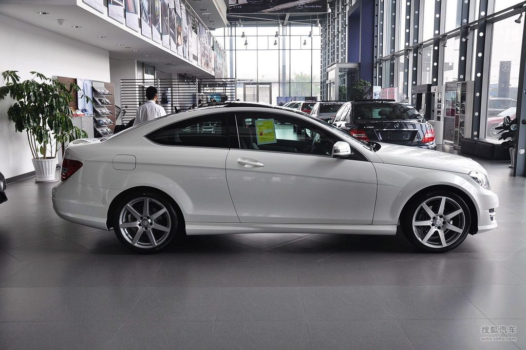 图库 奔驰 奔驰(进口) c级轿跑车组图 2013款奔驰 c180双门 白色到店