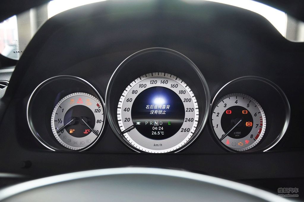 2013款奔驰 c180双门 白色到店实拍 - 仪表板提示:支持键盘翻页 ←左