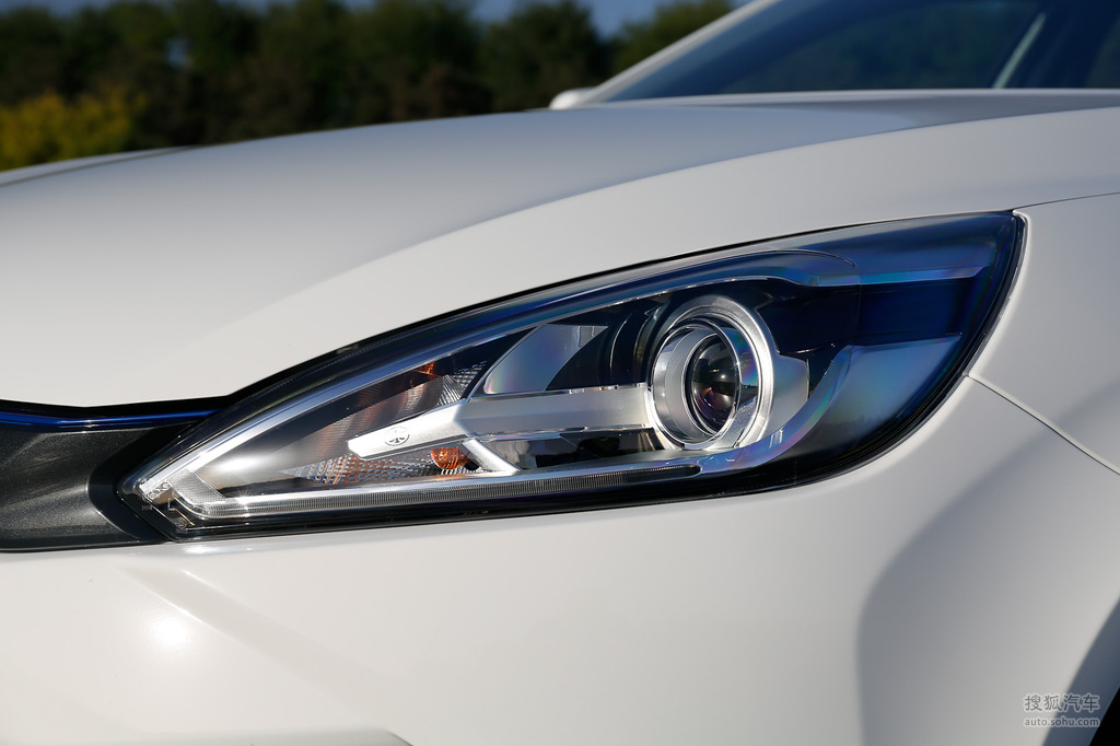 2017款一汽骏派a70e 豪华型   前大灯     提示:支持键盘翻页 &larr