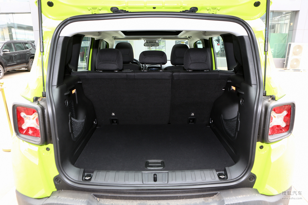 【 jeep自由侠高清图片】_2018款 互联大屏版 180t 自动劲能版_空间