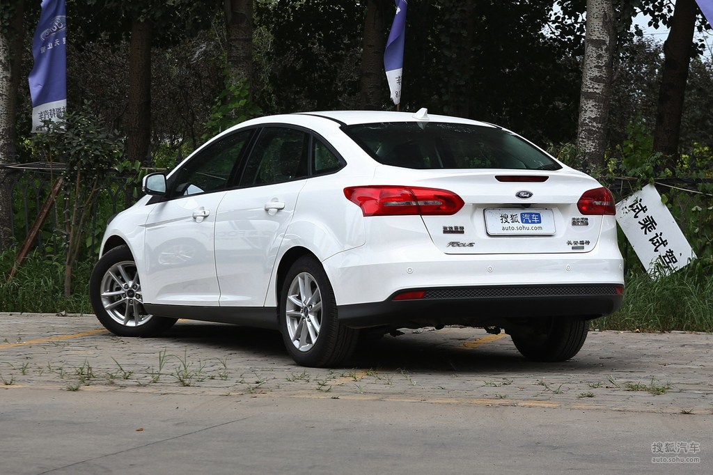 2018款福特福克斯三厢ecoboost125自动超能风尚型智行版