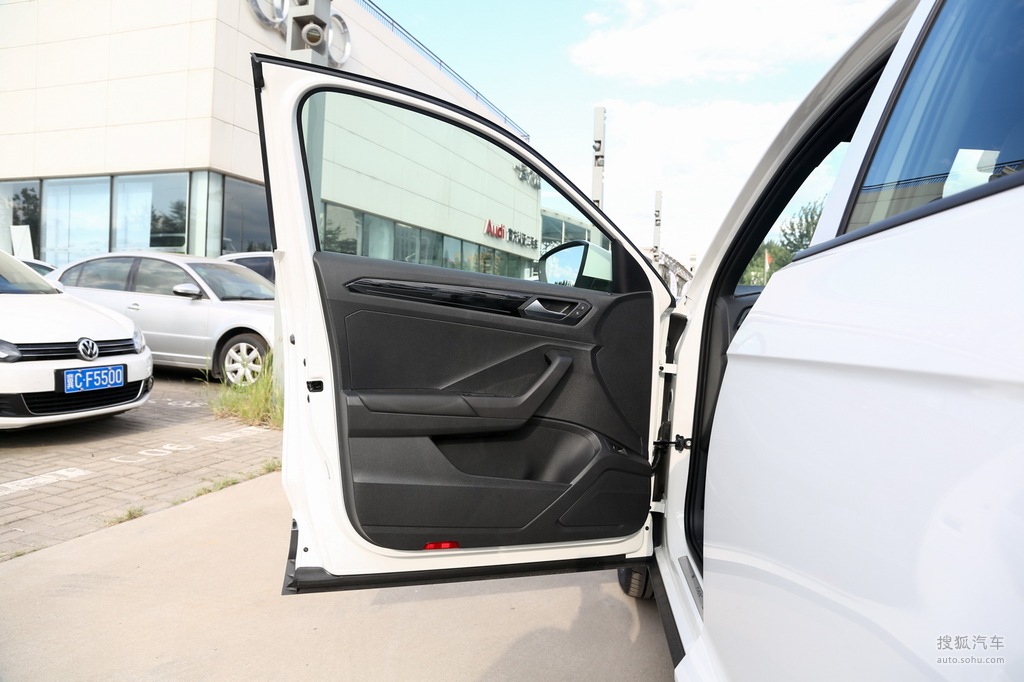 2018款大众troc探歌280tsidsg两驱豪华型车门内饰提示支持键盘翻页