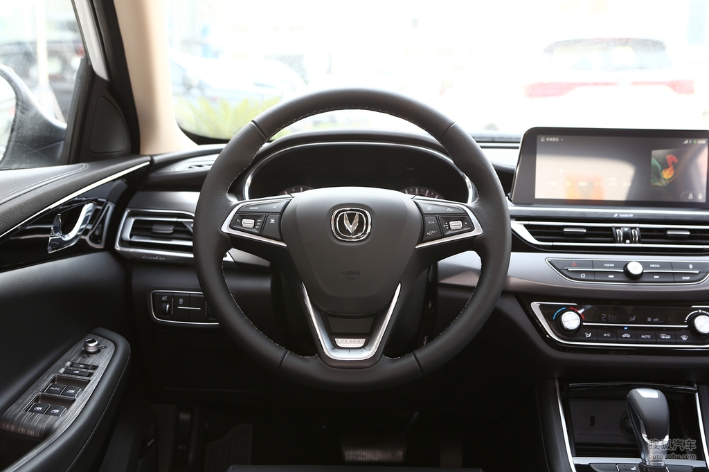 左 右→外观(216)内饰(334)空间(31)底盘/动力(79)黑色长安锐程ccs4s