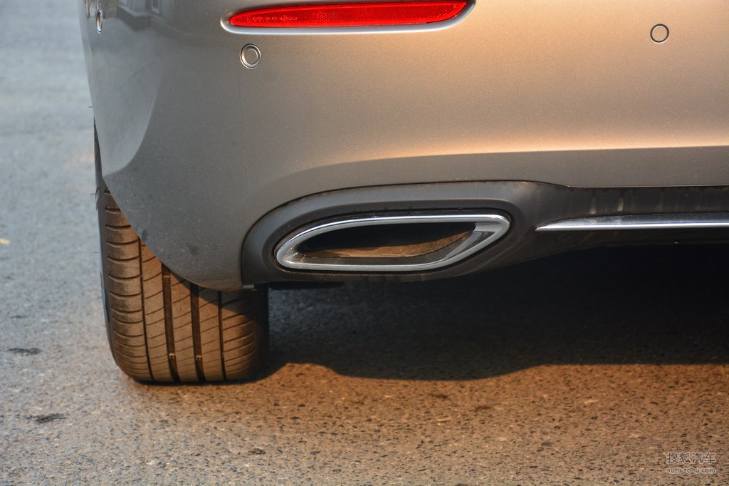 2019款奔驰a200动感型排气管提示支持键盘翻页左右